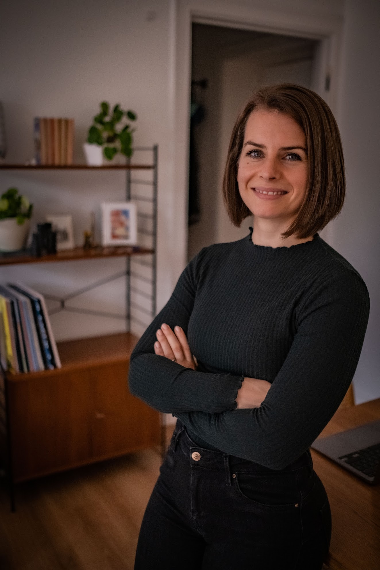 Health Coach Jennifer von Rymon-Lipinski steht in einem Raum.