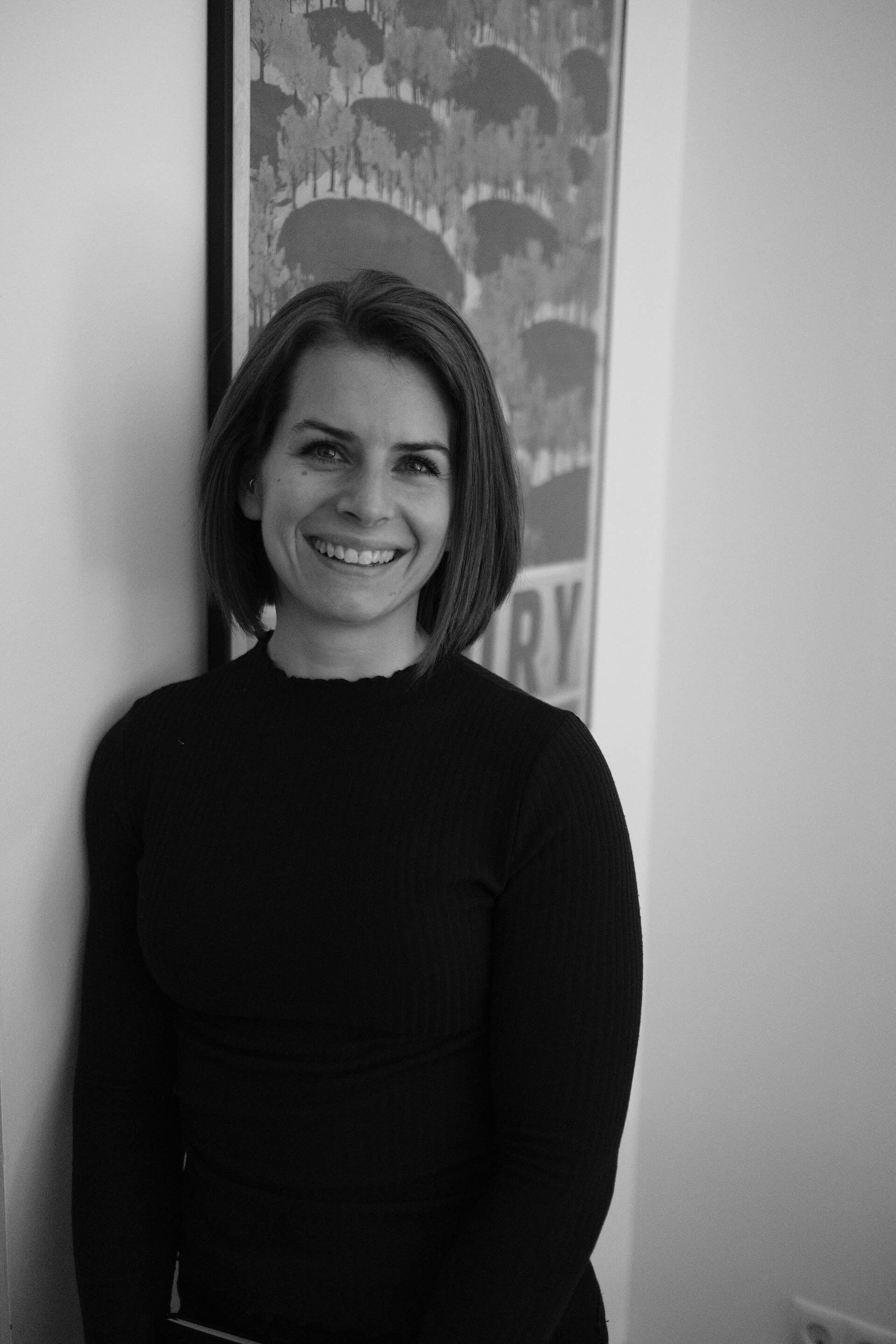 Health Coach Jennifer von Rymon-Lipinski steht in einem Raum.